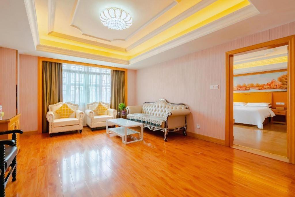 Vienna International Hotel Lhasa Potala Palace Екстериор снимка